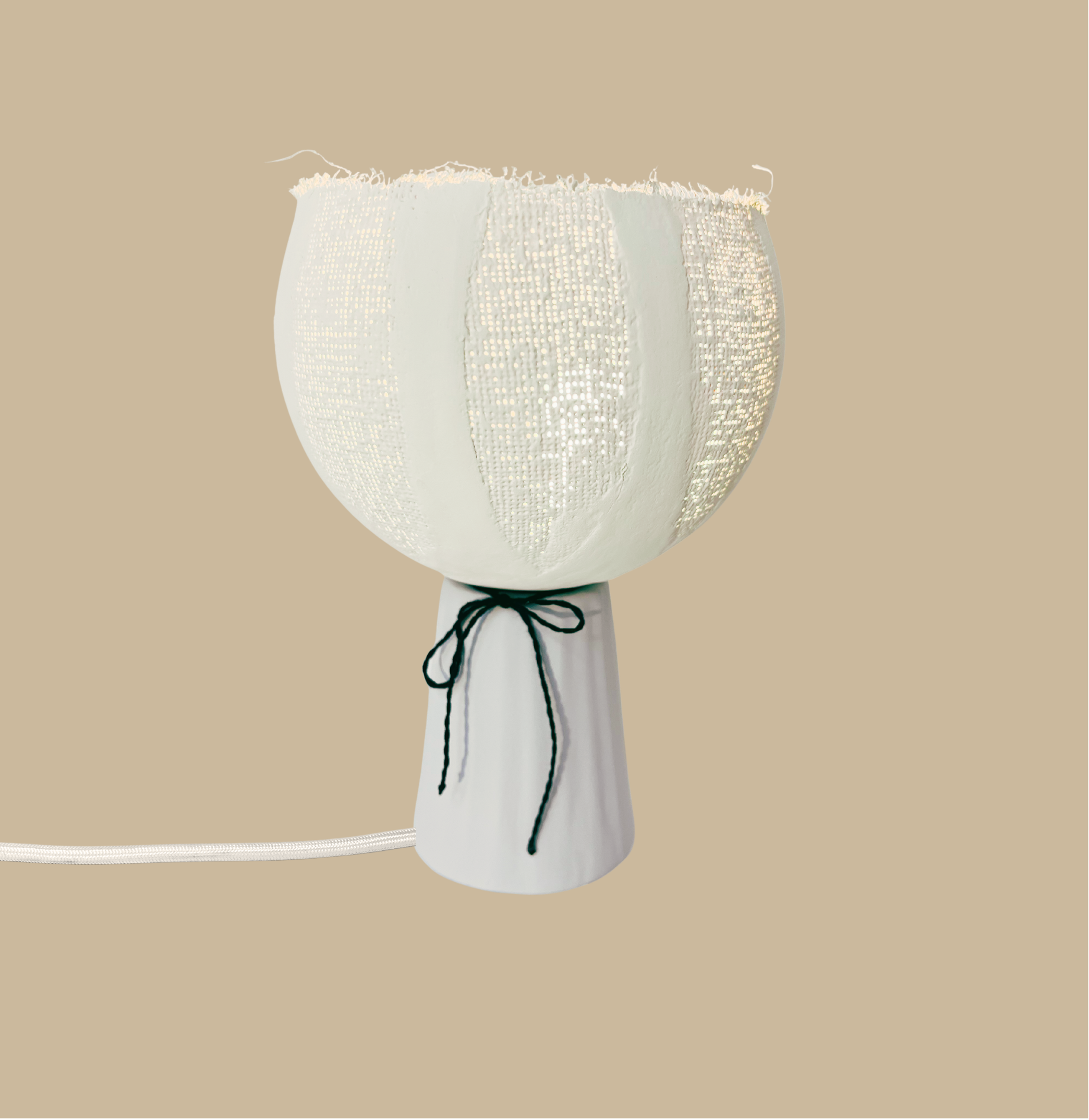 Lampe Bouton plâtre coloris Blanc Coco avec nœud noir – luminaire artisanal fait main slmobjsslmobjs