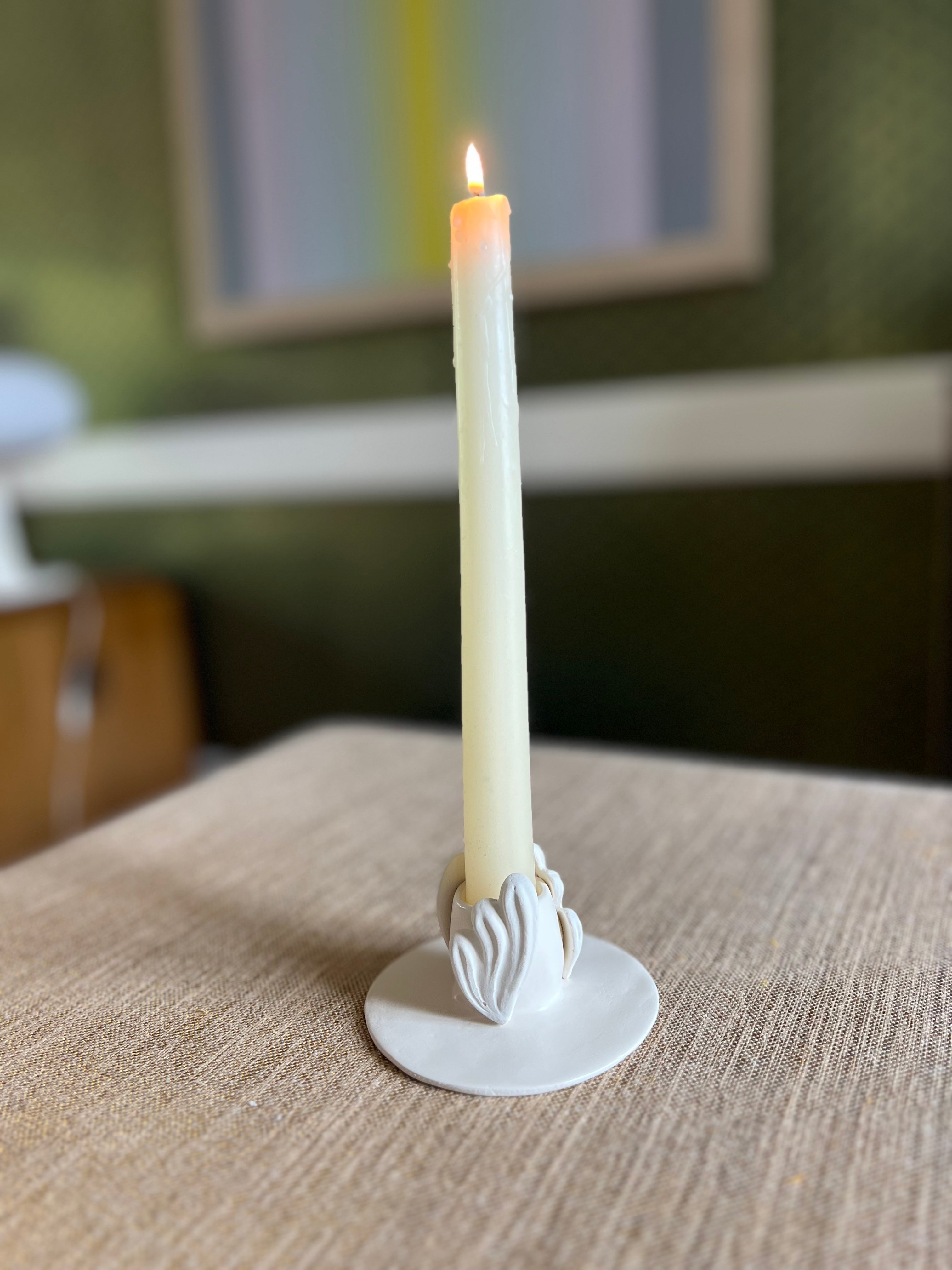 Bougeoir Nu Gardé plâtre écru avec bougie allumée – décoration artisanale slmobjs Nancy
