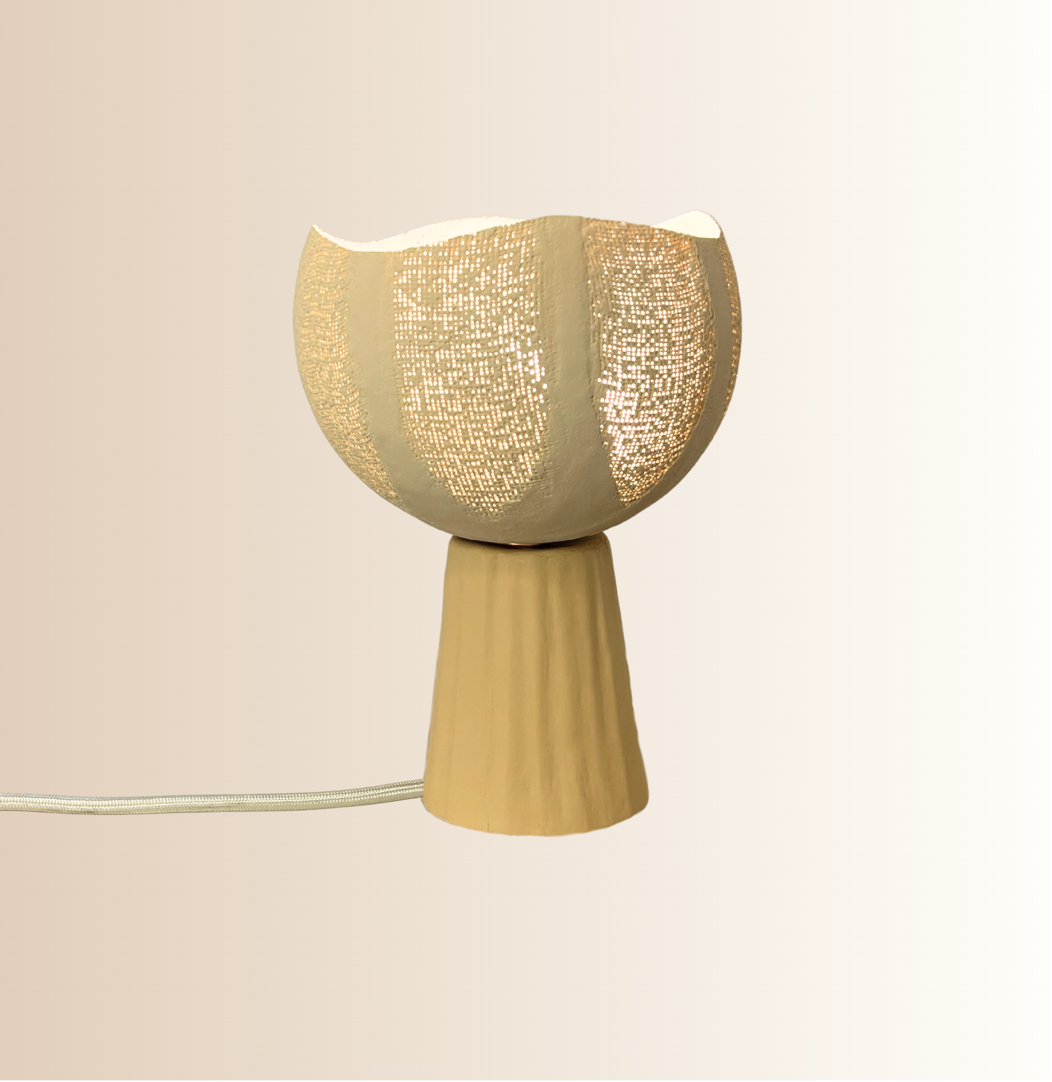 Lampe Bouton en plâtre coloris Sable allumée – lampe de table artisanale slmobjs