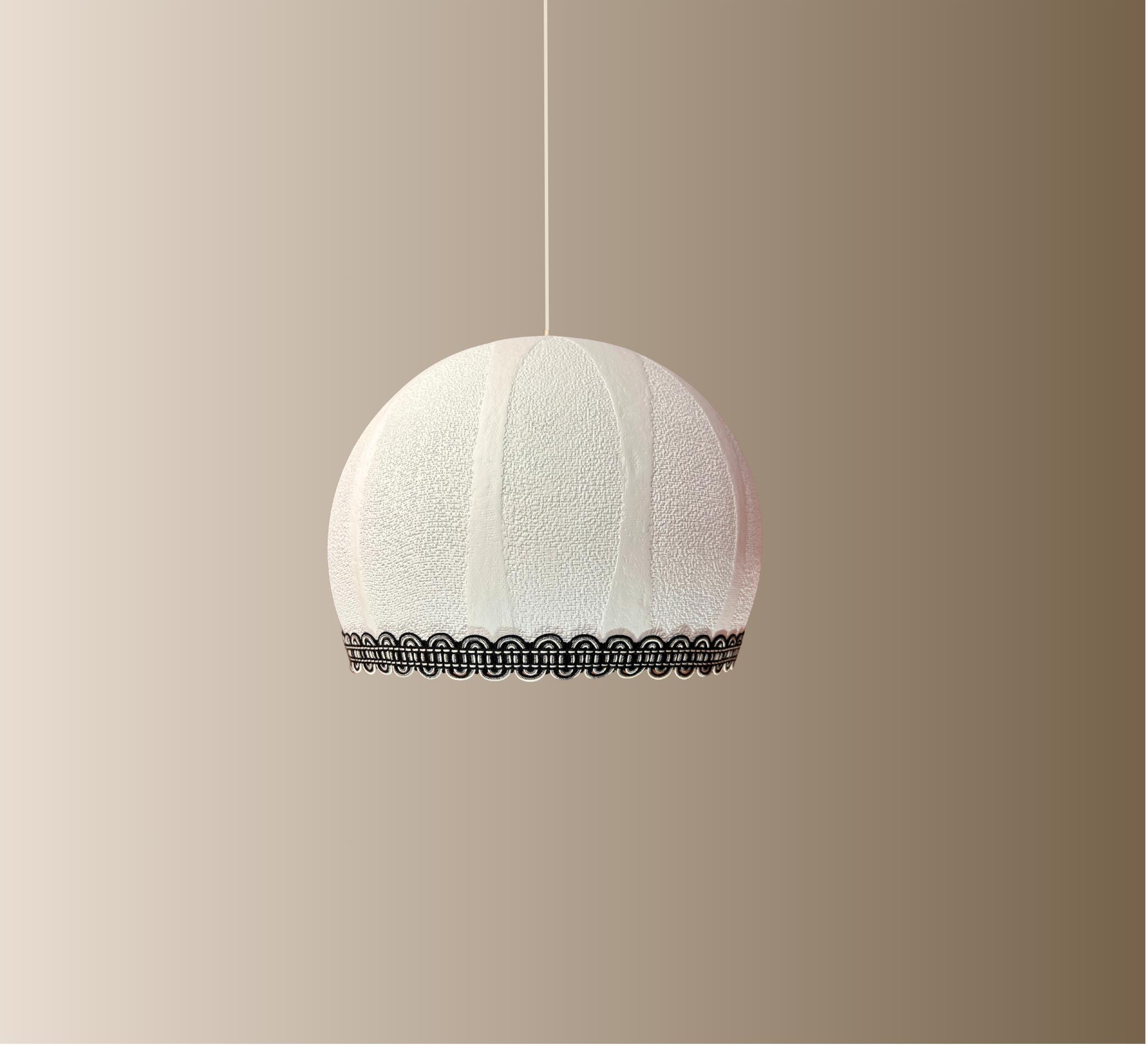 Suspension Couture Coco M plâtre blanc avec galon noir – suspension artisanale slmobjs