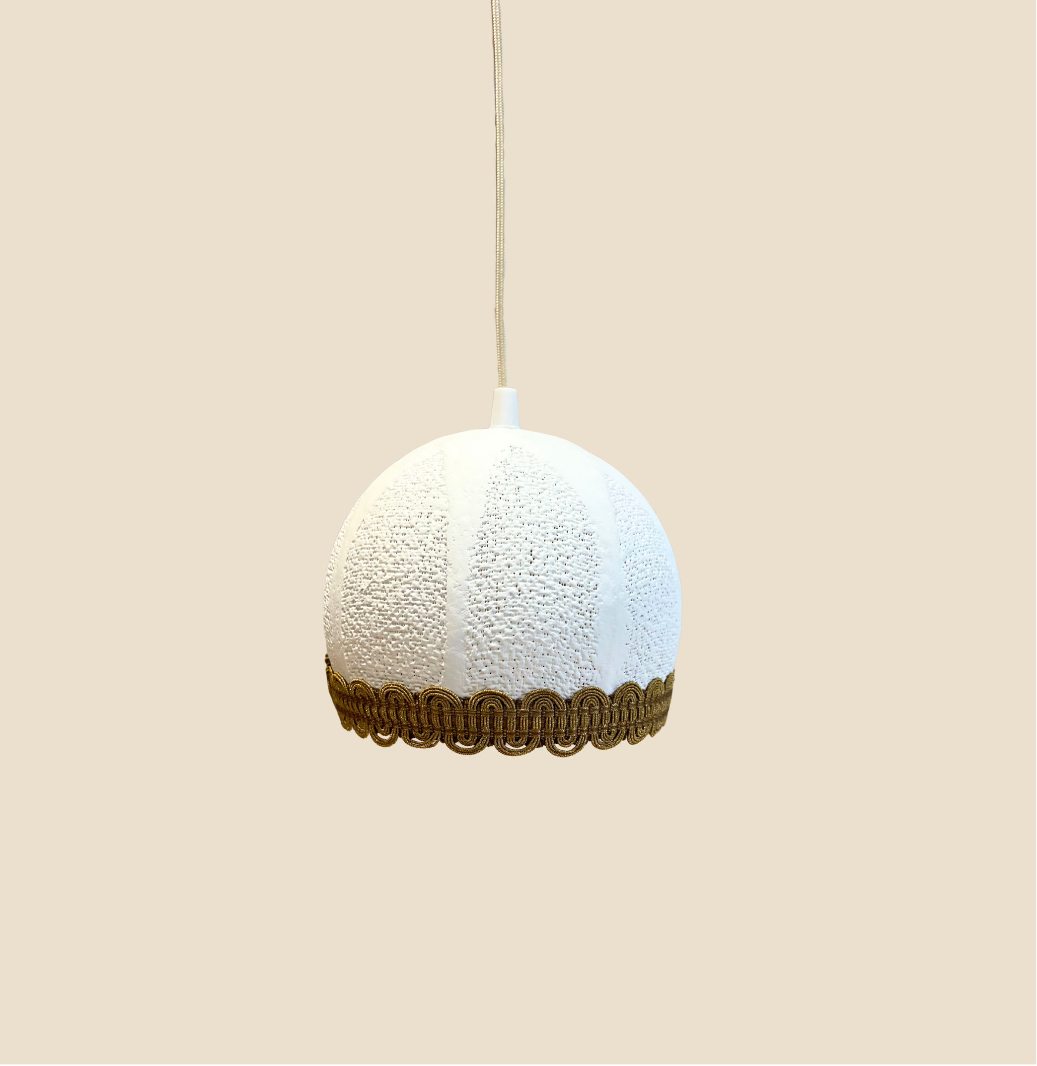 Suspension Indi S en plâtre blanc avec galon doré – luminaire artisanal Ligne Couture slmobjs
