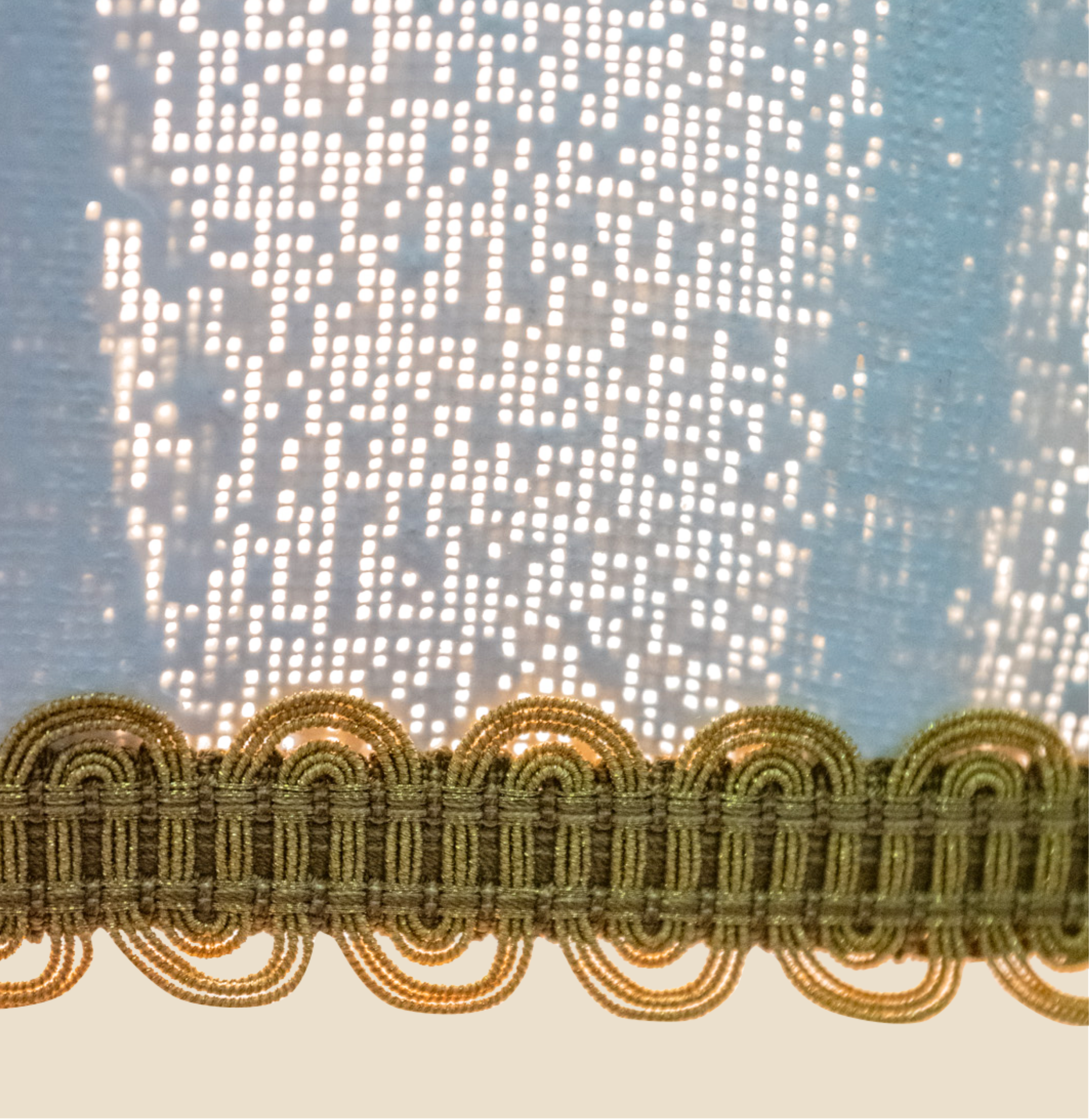 Détail galon doré Suspension Indi S en plâtre – passementerie artisanale slmobjs