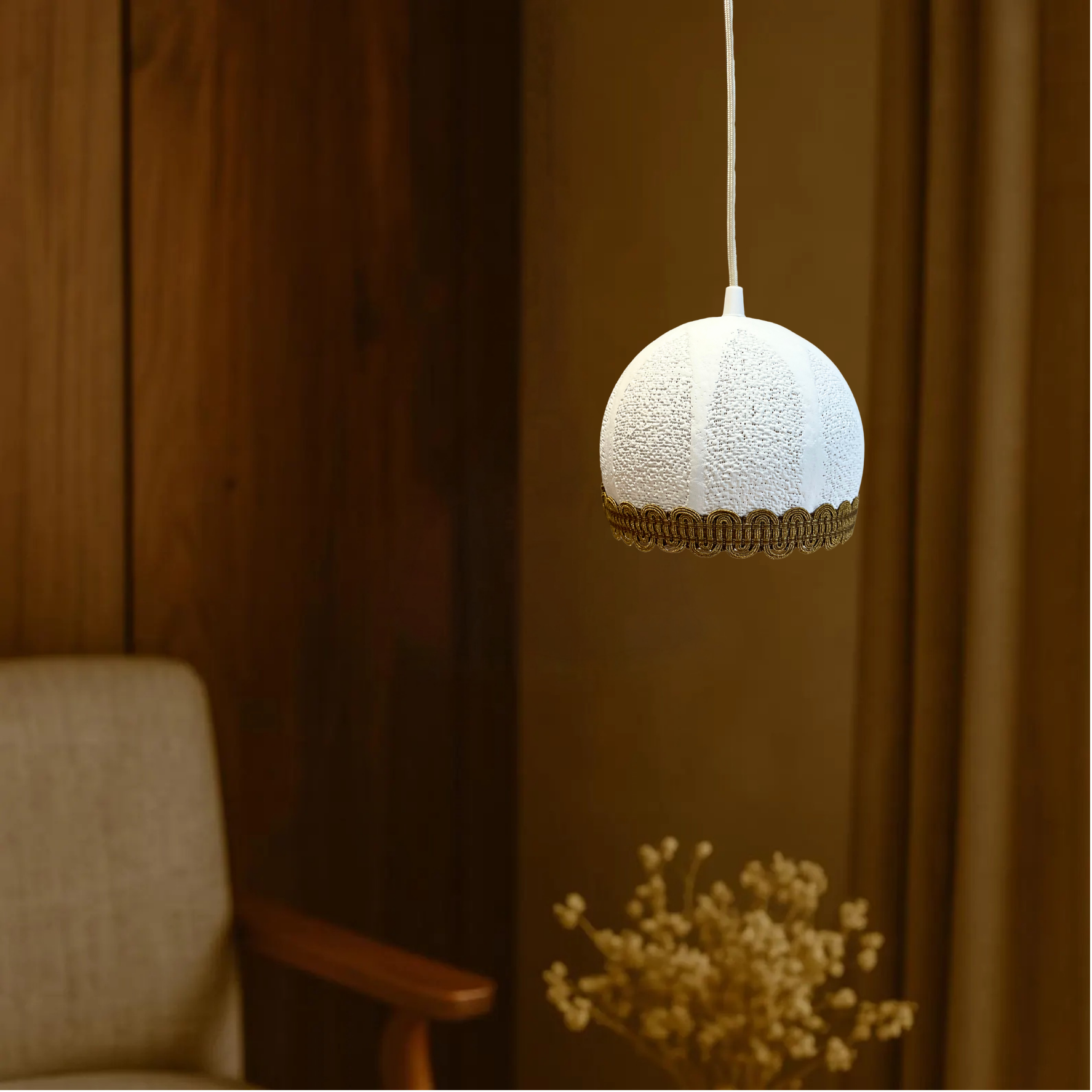 Suspension Indi S plâtre blanc allumée en ambiance – luminaire artisanal fait main slmobjs